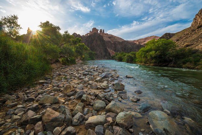 4-Day Altyn Emel Park + Kolsai & Kaindy Lakes + Charyn Canyon jeep-tour - Why this four-day route works