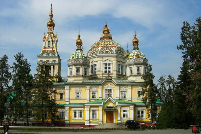 Almaty city tour and Medeu-Shymbulak-Koktobe-Green Bazar - Green Bazaar: the most local stop on the route