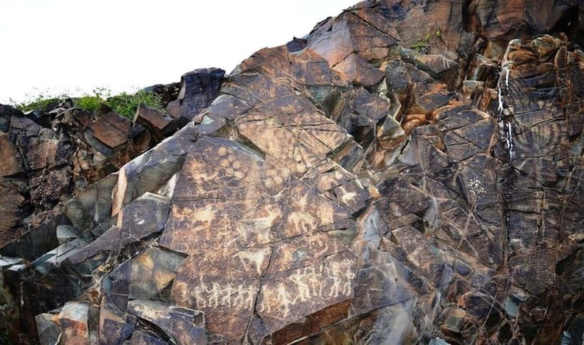 Tanbaly Gorge: Ancient Petroglyphs UNESCO Site Day Tour - Burial mounds, settlements, and the wider story